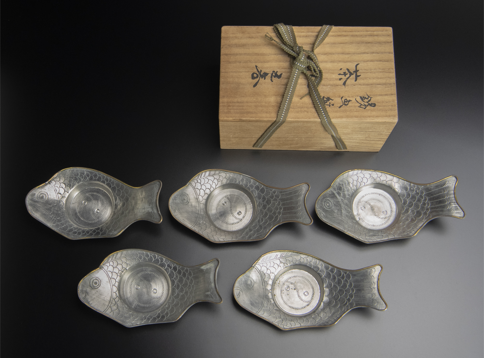 大得価安い清 朱石梅制魚形錫茶托 共箱 中国 古美術 錫製